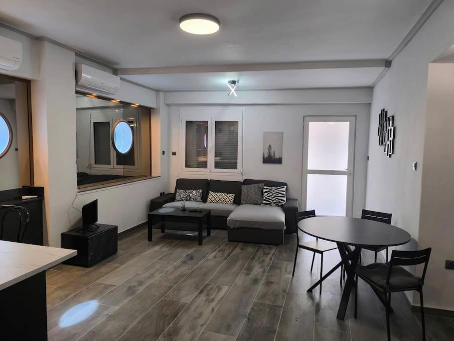 Διαμέρισμα Επάνω Στο Σταθμός Athens Exterior photo